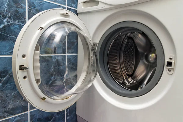 Eine Nahaufnahme der offenen Waschmaschine im Badezimmer — Stockfoto