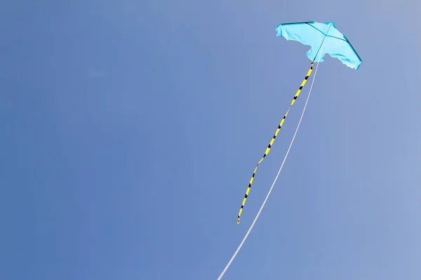 Aquilone che vola contro il cielo blu in una giornata di sole — Foto Stock