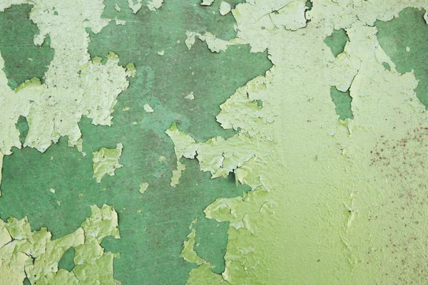 แผ่นโลหะสีเขียวที่มีสีแตกและจุดสีขนาดใหญ่เพราะ — ภาพถ่ายสต็อก