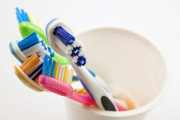 Atış cam cl üzerinde çok renkli diş fırçaları kümesini kapatın — Stok fotoğraf