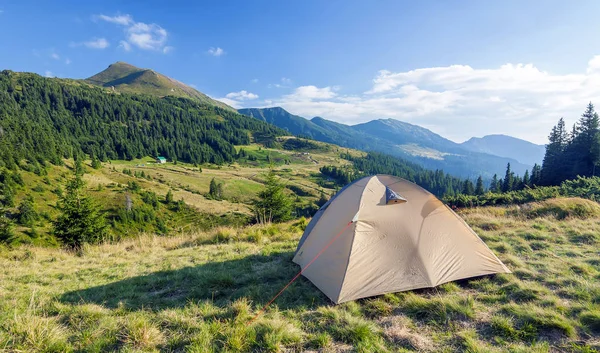 Туристическая палатка в горах в летний солнечный день — стоковое фото