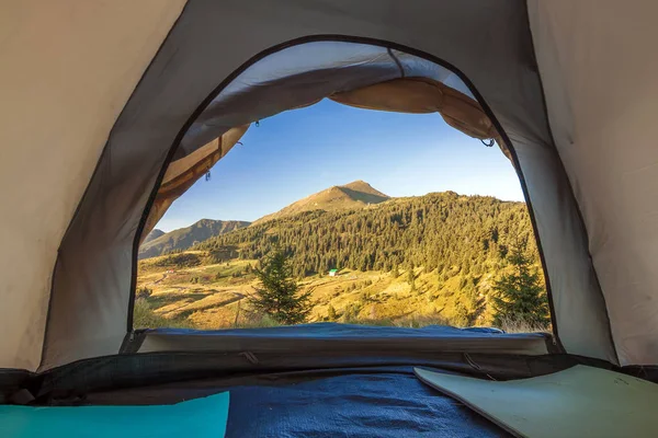 Dağlardaki turist çadırının içinden bak. — Stok fotoğraf