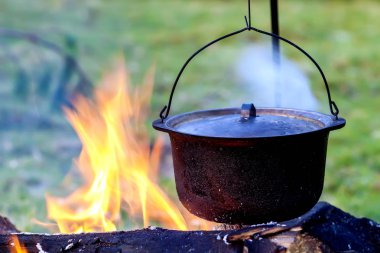 kamp mutfak eşyaları - pot üzerinde açık bir kamp ateşi