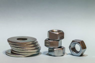 Marangozluk aksesuarları. Yığınlar metal vida contalar ve fındık ISO