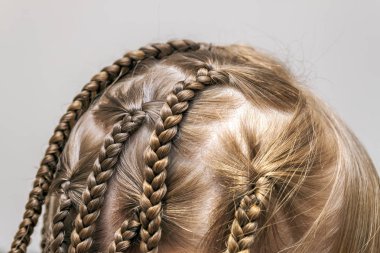 Küçük kız örgü saç yakın çekim