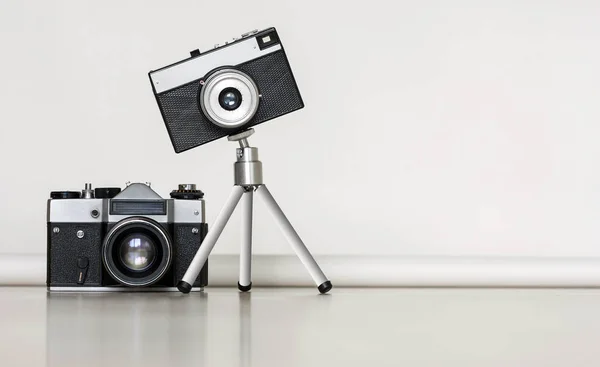 Twee vintage oldcameras samen. Grote en kleine concept. — Stockfoto