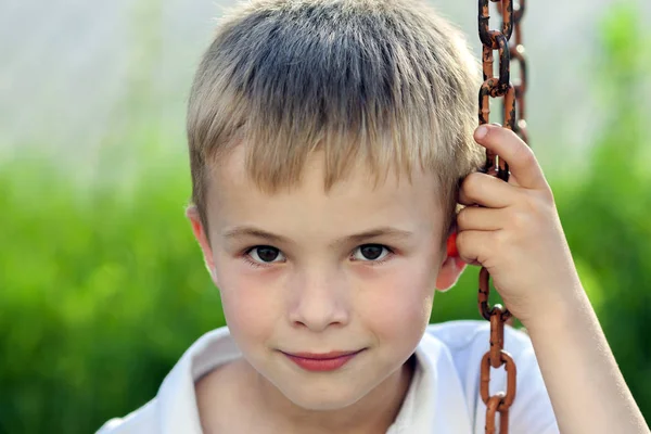 Altın sarı saman saçlı küçük bir gülümseyen çocuk portresi ben — Stok fotoğraf