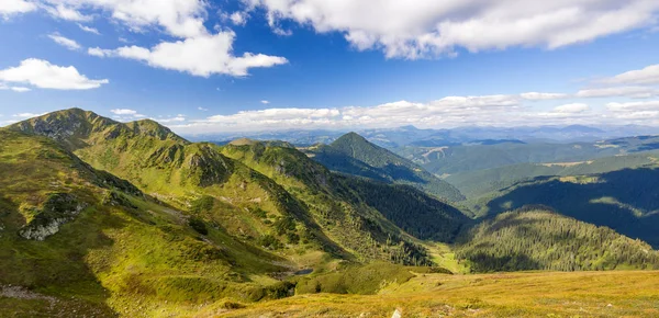 夏日阳光普照的喀尔巴阡山脉全景. — 图库照片