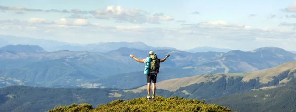 Caminante de pie en la cima de la montaña. Unidad con el concepto de naturaleza . — Foto de Stock