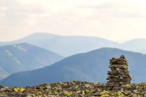 Cairns ou pilhas de rocha no topo da montanha com vista para o hig — Fotografia de Stock