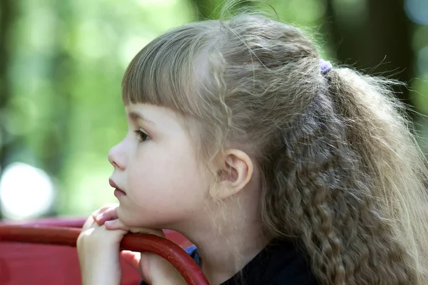 Petite fille en milieu urbain sourit à la caméra. Portrait o — Photo