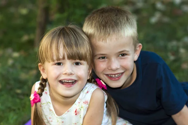 Portrét dvou děti chlapec a dívka bratr a sestra sedí — Stock fotografie