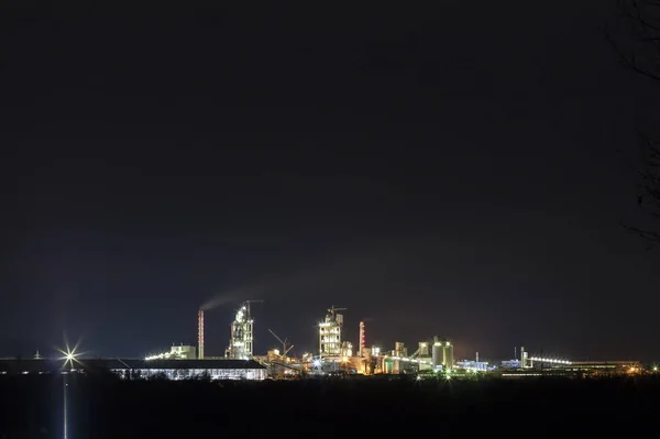 Vue panoramique de la cimenterie et de la mise sous tension la nuit à Ivano — Photo