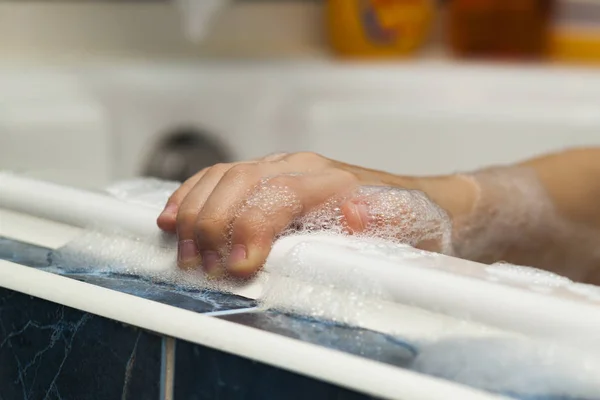 Childs ruku v fshampoo pěny v lázni. Zdravotní péče a hygiena con — Stock fotografie