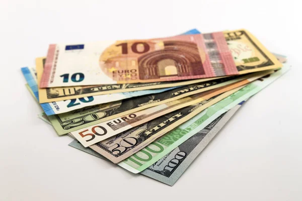 Nas dolary i Euro rachunki rozprzestrzeniania mieszane na białym tle. — Zdjęcie stockowe