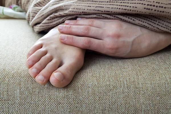 Piel seca agrietada de pies de mujer en la cama. Tratamiento de los pies . —  Fotos de Stock