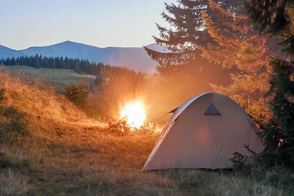 Túrázók sátor a hegyekben, egy tábortűz, esti ragyog — Stock Fotó