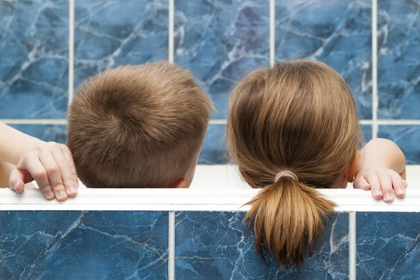 Брат и сестра принимают пенную ванну. Маленький мальчик и девочка пла — стоковое фото