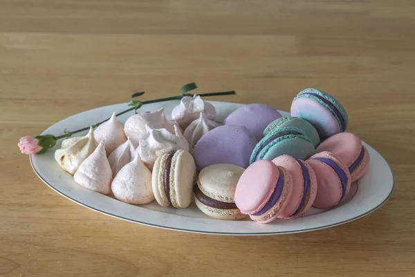 Sweet and colorful french macaroons or macaron in ceramic white — Stock Photo, Image