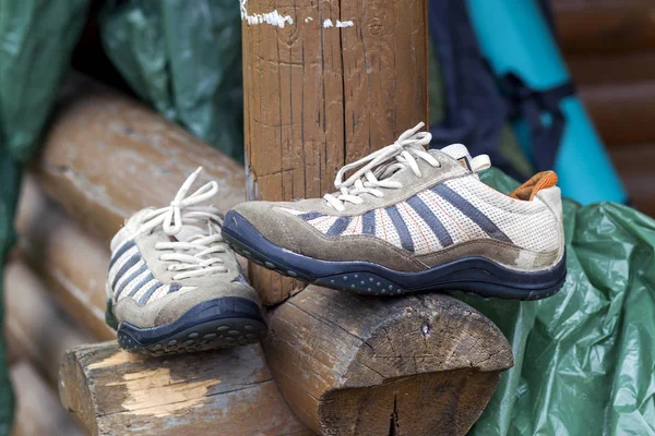 Zapatos húmedos viejos después del día de senderismo —  Fotos de Stock
