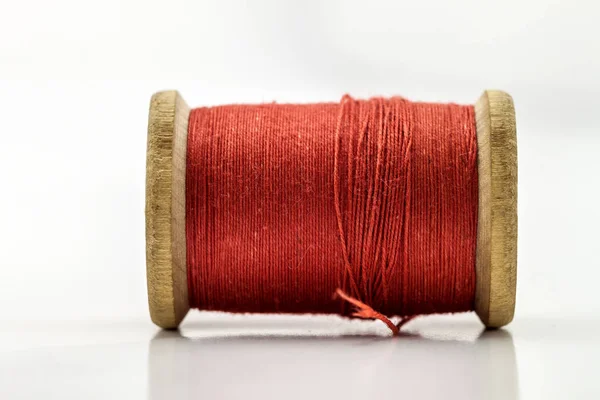 Carretel ou carretel de fio de costura vermelho isolado no branco. Raso de — Fotografia de Stock