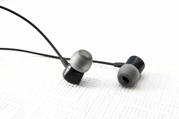 Auriculares negros o auriculares sobre fondo blanco. Auriculares negros —  Fotos de Stock