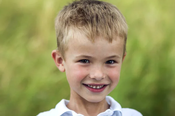 Portrait of a little smiling boy with golden blonde straw hair i — Stock Photo, Image