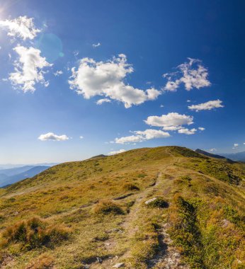 Yaz güneşli bir günde Karpat Dağları Panoraması.
