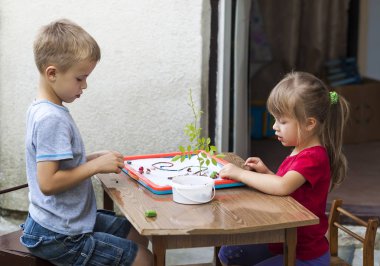 Çocuk erkek ve kız birlikte oynama
