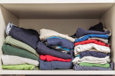 Dolap örme sıcak yünlü giysilerle yığını kapat