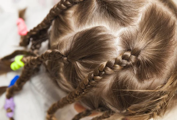 El primer plano del cabello trenzado de la niña —  Fotos de Stock
