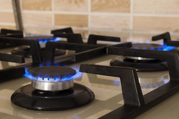 Primer plano de fuego azul de la estufa de cocina doméstica. Coque de gas — Foto de Stock