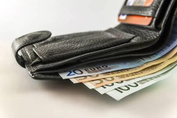 Offene Geldbörse mit Euro-Banknoten, Münzen und Bargeld aus Leder — Stockfoto