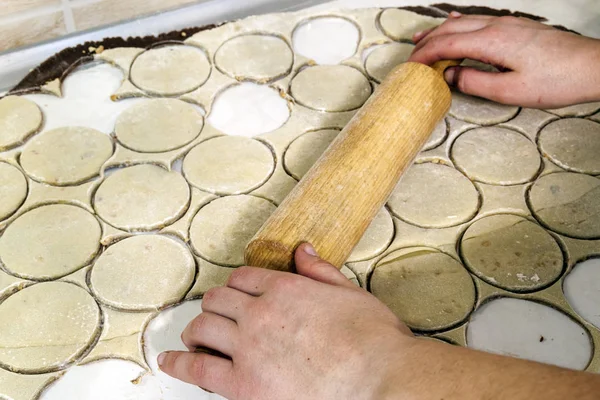 Brödkavel med degen på köksbordet. Förbereda degen rund t — Stockfoto