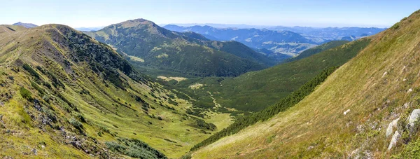 夏日阳光普照的喀尔巴阡山脉全景 — 图库照片