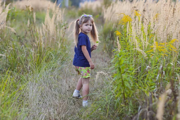 Retrato de pequena menina na moda em óculos de sol verdes ao ar livre — Fotografia de Stock