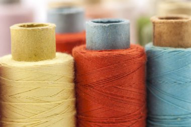 Makaraları veya çok renkli dikiş ipliği makaralar. Tüm c konuları