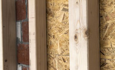 Yeni bir ülke ev sitesi ahşap çerçeve duvarlarının inşası. BM