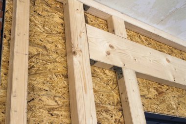 Yeni bir ülke ev sitesi ahşap çerçeve duvarlarının inşası. BM