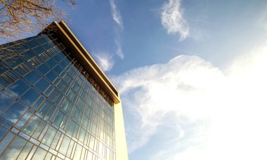 Modern cam duvar mavi gökyüzünde yansıması düşük açılı görünümü