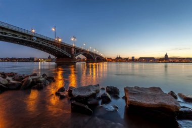 Rhine üzerinde güzel gün batımı / Rhein Nehri ve Main eski köprü