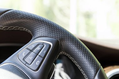 Direksiyon simidi modern araba int kontrol düğmeleri ile unsuru