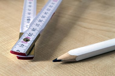 Ölçüm bandı metre ve pensil. İnşaat araçları.
