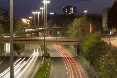 Otoban yol üzerinde odaklanan kentsel gece trafik ile. Araba 