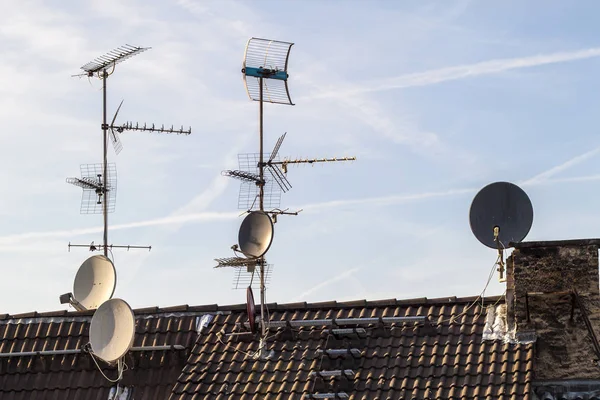 Старий будівельний дах з багатьма телекомунікаційними приймачами різного типу — стокове фото