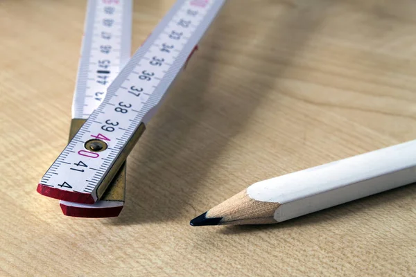 Ölçüm bandı metre ve pensil. İnşaat araçları.