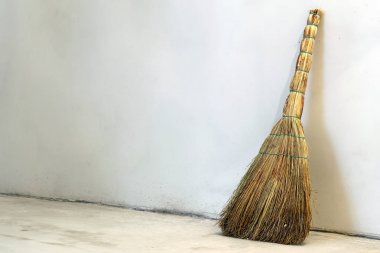 eski eski süpürge ya da gri duvara yaslanmış besom