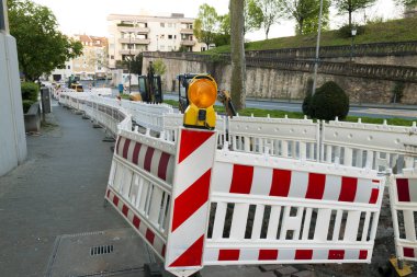 Barikat Street bariyer ışık turuncu inşaat. Yol eksilerini