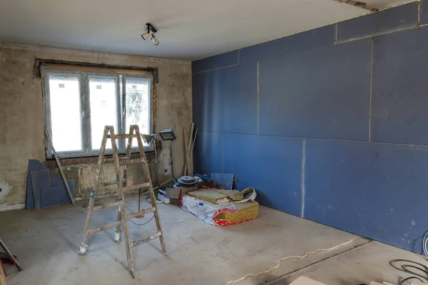 Interior de una casa en construcción. Renovación de un apartamento — Foto de Stock