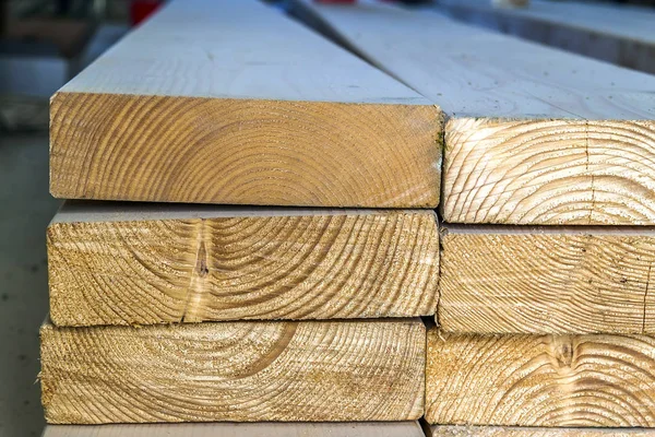 Új fából készült csapok a fatelepen, halom. Fa fűrészáru helyezett — Stock Fotó
